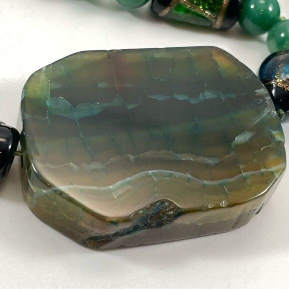 Stunning Unsigned Green Malachite Dyed Agate and Artisan Glass Beaded Necklace - Picture 9 of 10